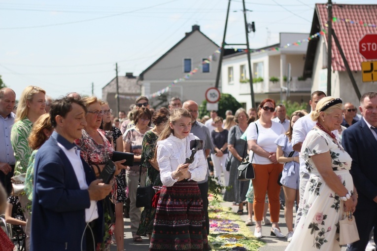 Procesja Bożego Ciała po kwietnych dywanach w Zalesiu Śląskim