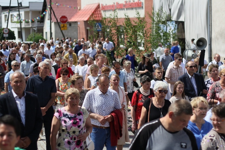 Procesja Bożego Ciała po kwietnych dywanach w Zalesiu Śląskim