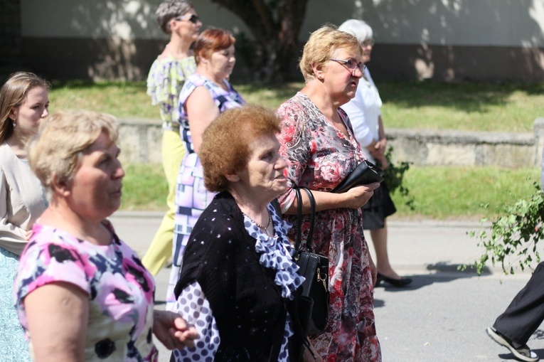 Procesja Bożego Ciała po kwietnych dywanach w Zalesiu Śląskim