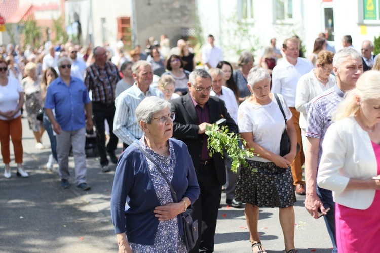 Procesja Bożego Ciała po kwietnych dywanach w Zalesiu Śląskim