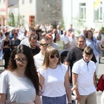 Procesja Bożego Ciała po kwietnych dywanach w Zalesiu Śląskim