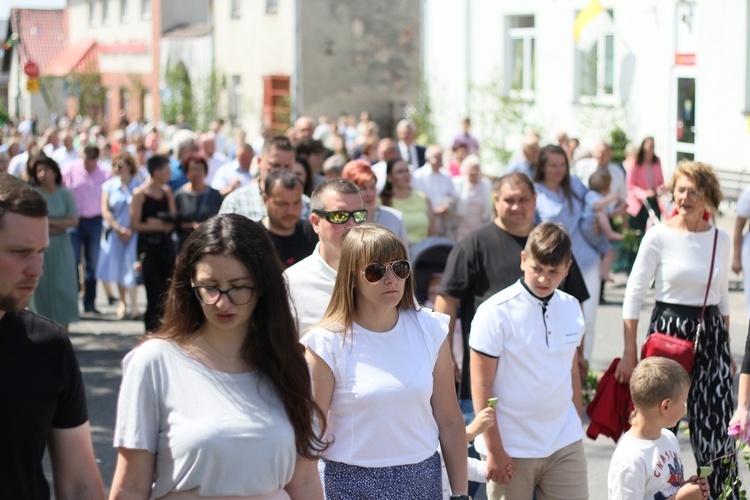 Procesja Bożego Ciała po kwietnych dywanach w Zalesiu Śląskim