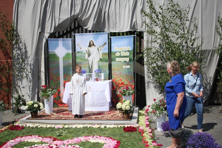 Procesja Bożego Ciała po kwietnych dywanach w Zalesiu Śląskim