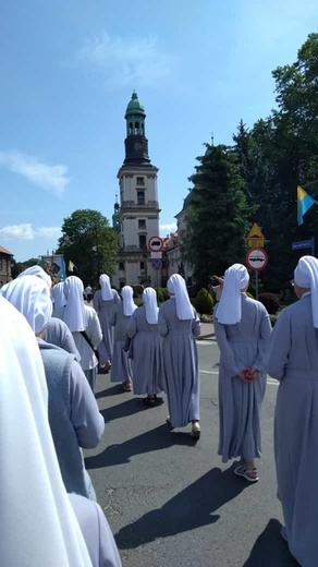 Kwietne dywany w Trzebnicy i Małuszynie