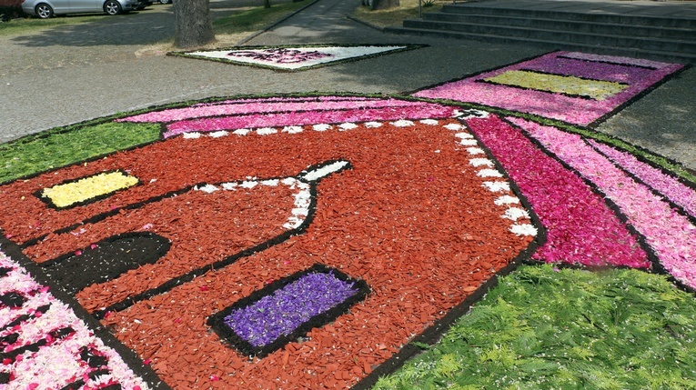 Kwietny dywan w parafii pw. św. Jadwigi na Kozanowie 2023