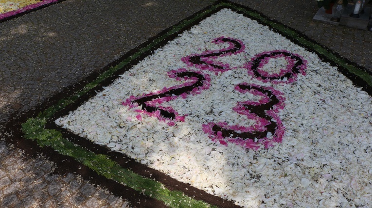 Kwietny dywan w parafii pw. św. Jadwigi na Kozanowie 2023