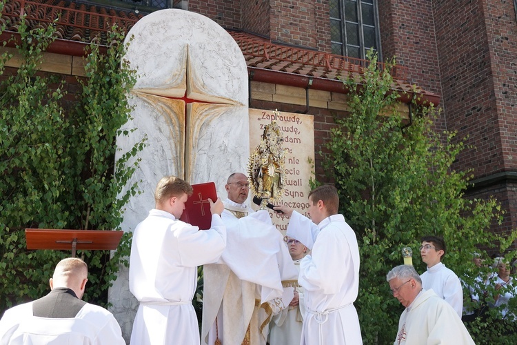 Bp Oder: Żaden chrześcijanin nie może żyć bez Eucharystii