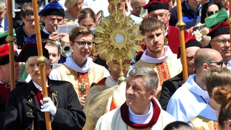 Procesja Bożego Ciała z bp. Romanem Pindlem w Żywcu - 2023