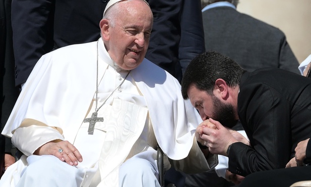 Watykan: papież odpoczywał, podziękował za nadesłane życzenia