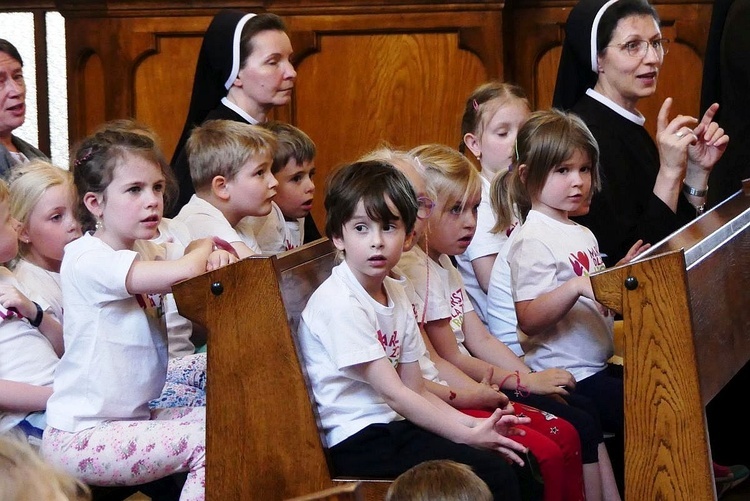 Pielgrzymka przedszkolaków do bł. Matki Małgorzaty Łucji Szewczyk w Oświęcimiu