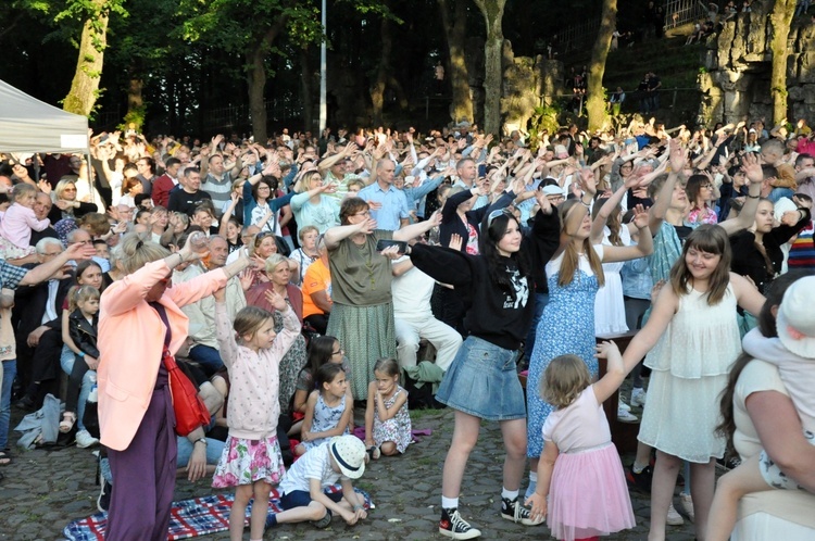 On jest wśród nas, oddajmy Mu chwałę!