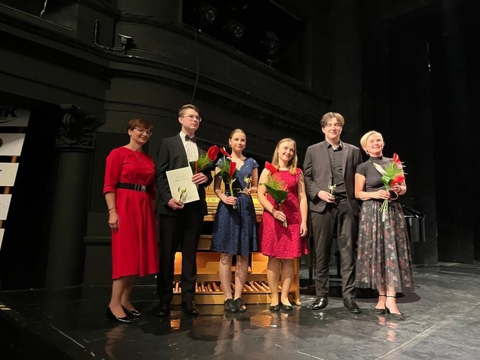 Troje uczniów Diecezjalnej Szkoły Muzycznej ze statuetkami „Zwiastuna”