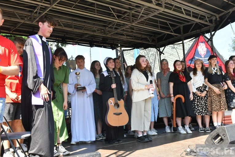 Trwa święto młodych u Pani Cierpliwie Słuchającej