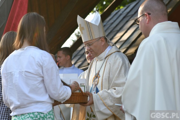 Młodzi zawierzyli się Matce Bożej Cierpliwie Słuchającej
