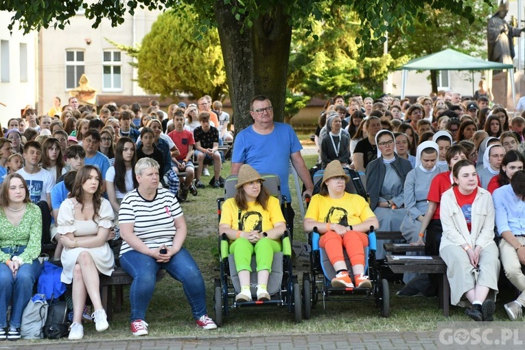 Młodzi zawierzyli się Matce Bożej Cierpliwie Słuchającej