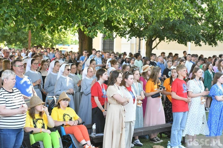 Młodzi zawierzyli się Matce Bożej Cierpliwie Słuchającej