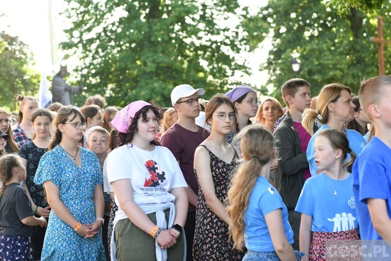 Młodzi zawierzyli się Matce Bożej Cierpliwie Słuchającej