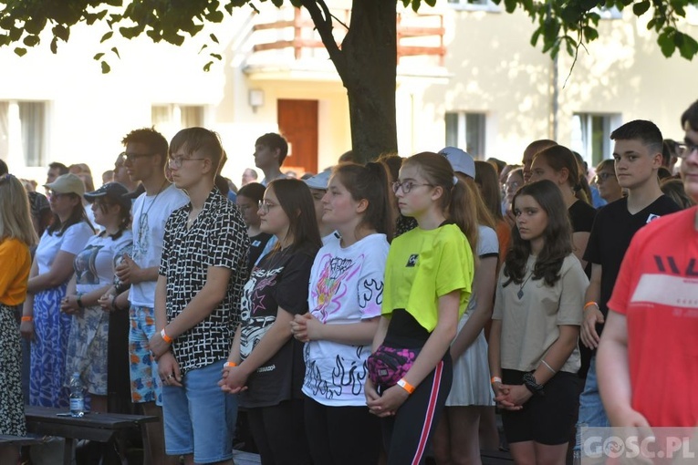 Młodzi zawierzyli się Matce Bożej Cierpliwie Słuchającej