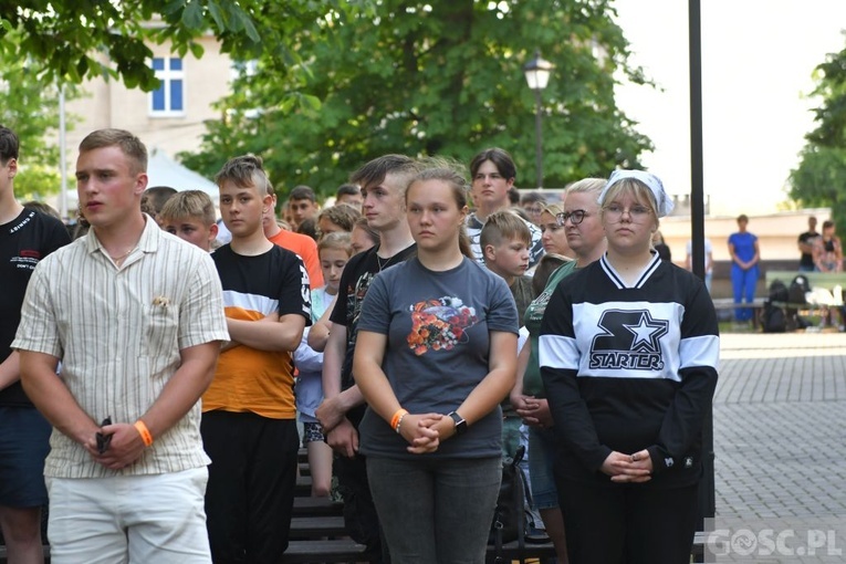 Młodzi zawierzyli się Matce Bożej Cierpliwie Słuchającej