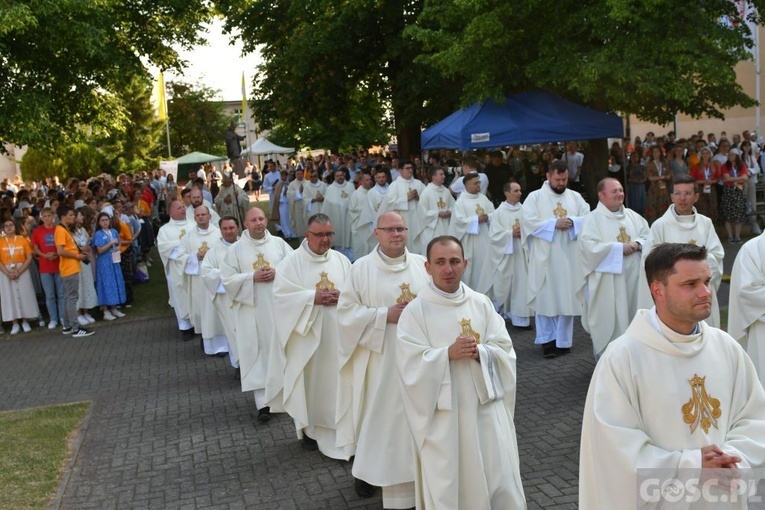 Młodzi zawierzyli się Matce Bożej Cierpliwie Słuchającej
