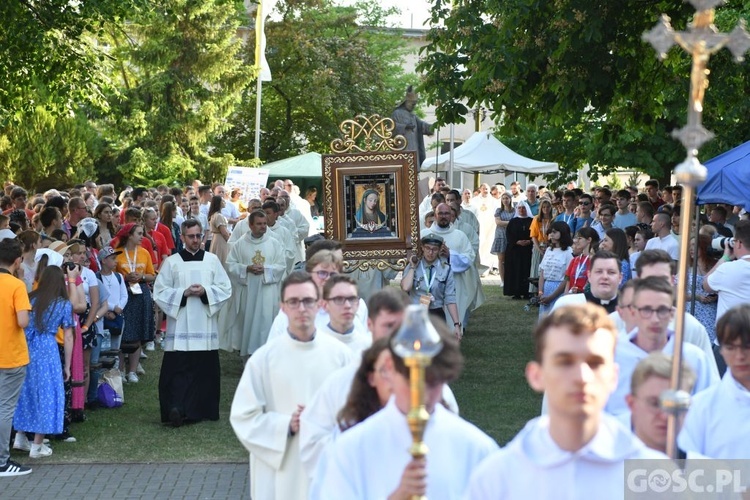 Młodzi zawierzyli się Matce Bożej Cierpliwie Słuchającej