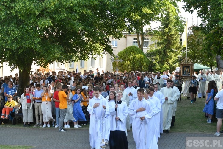 Młodzi zawierzyli się Matce Bożej Cierpliwie Słuchającej