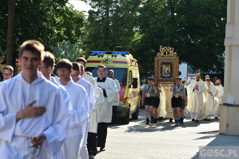 Młodzi zawierzyli się Matce Bożej Cierpliwie Słuchającej