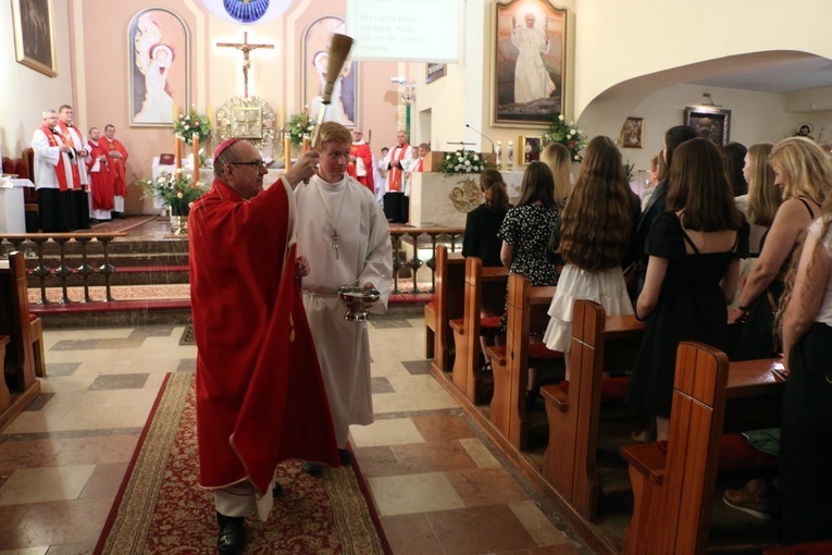 Bierzmowanie w sanktuarium Antoniego Padewskiego w Obornikach Śląskich