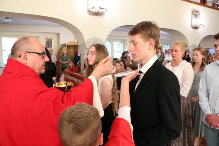 Bierzmowanie w sanktuarium Antoniego Padewskiego w Obornikach Śląskich