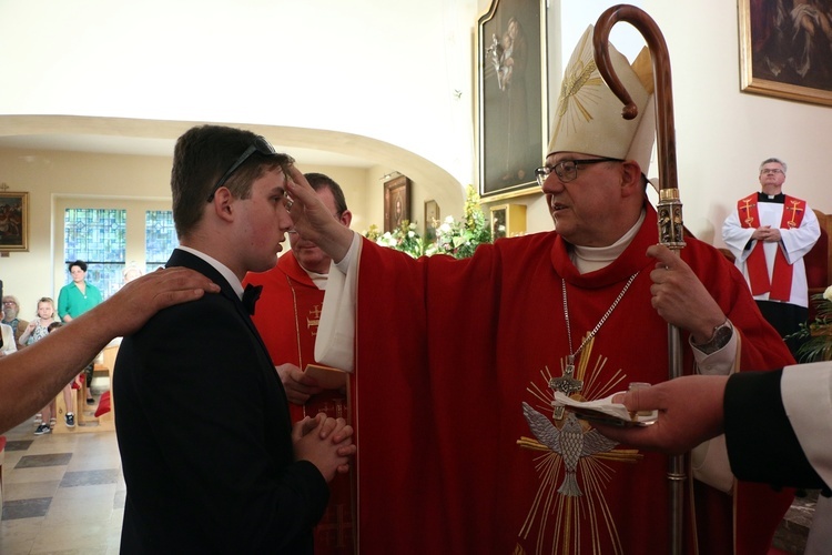 Bierzmowanie w sanktuarium Antoniego Padewskiego w Obornikach Śląskich