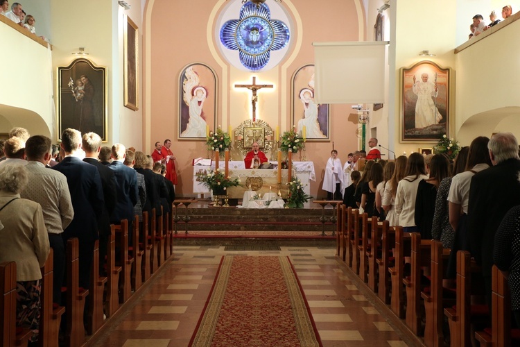 Bierzmowanie w sanktuarium Antoniego Padewskiego w Obornikach Śląskich