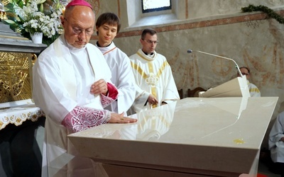 Konsekracja ołtarza w zabytkowym kościele w Karchowicach