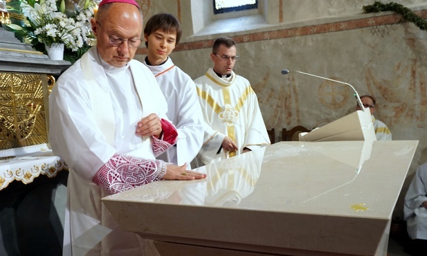 Konsekracja ołtarza w zabytkowym kościele w Karchowicach