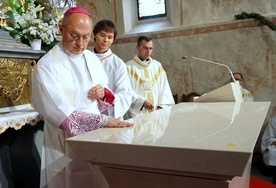 Konsekracja ołtarza w zabytkowym kościele w Karchowicach