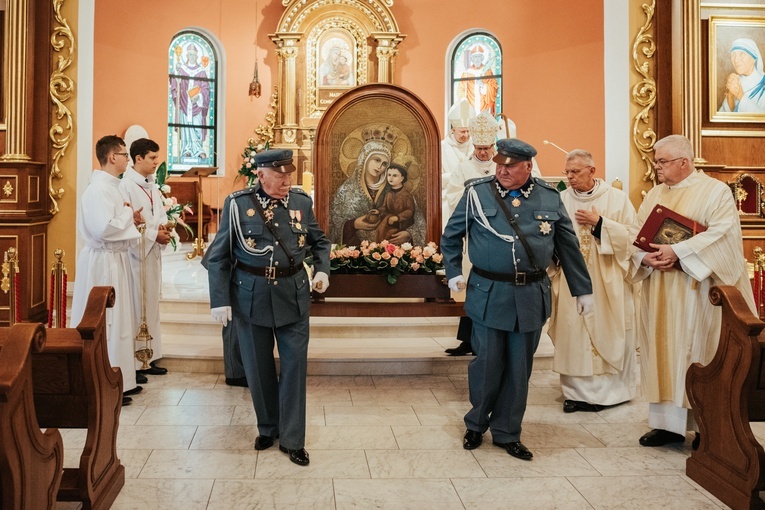 Regalia i róża dla Matki Bożej Pocieszenia