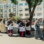 Regalia i róża dla Matki Bożej Pocieszenia