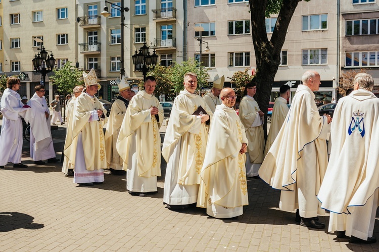 Regalia i róża dla Matki Bożej Pocieszenia