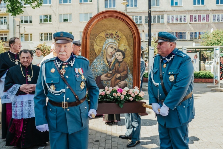 Regalia i róża dla Matki Bożej Pocieszenia