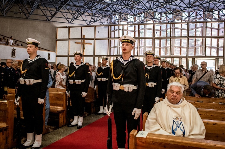 Regalia i róża dla Matki Bożej Pocieszenia