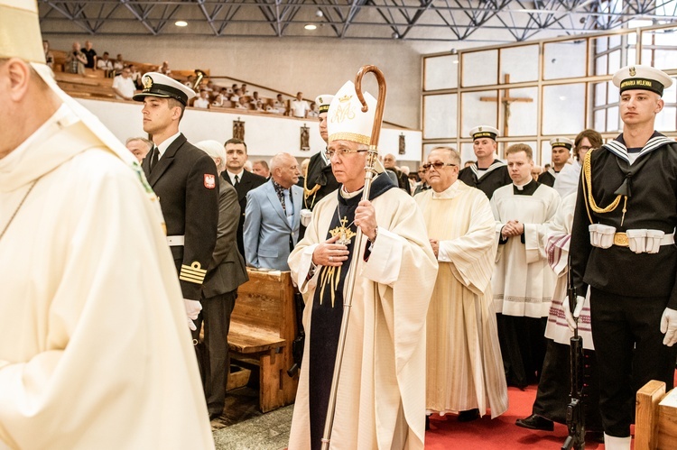 Regalia i róża dla Matki Bożej Pocieszenia