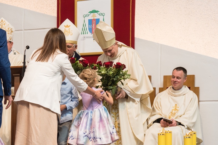 Regalia i róża dla Matki Bożej Pocieszenia