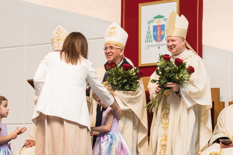 Regalia i róża dla Matki Bożej Pocieszenia