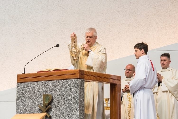 Regalia i róża dla Matki Bożej Pocieszenia