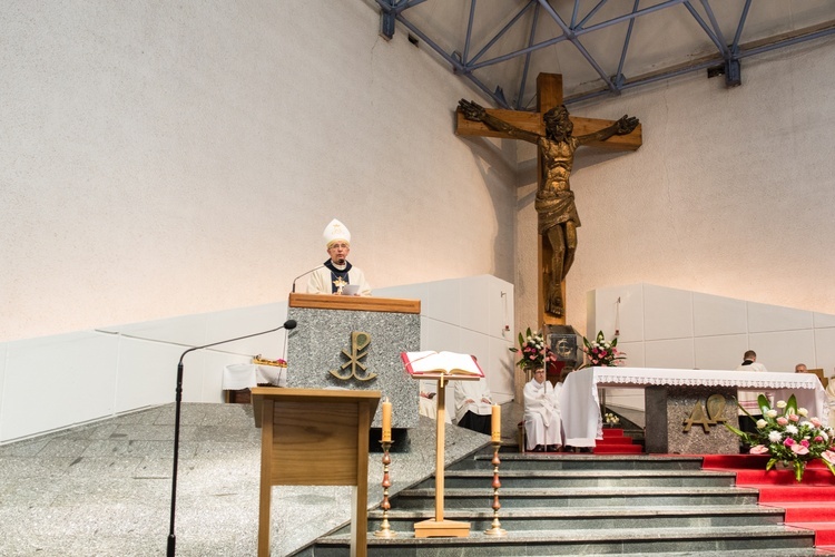 Regalia i róża dla Matki Bożej Pocieszenia