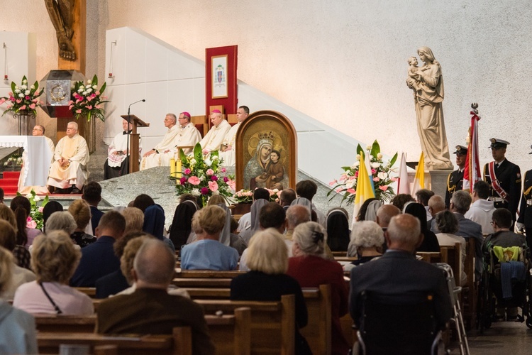 Regalia i róża dla Matki Bożej Pocieszenia