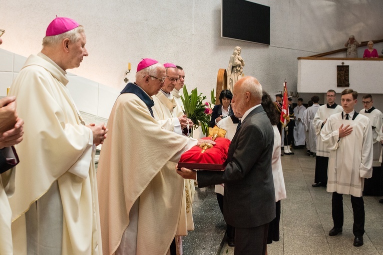 Regalia i róża dla Matki Bożej Pocieszenia