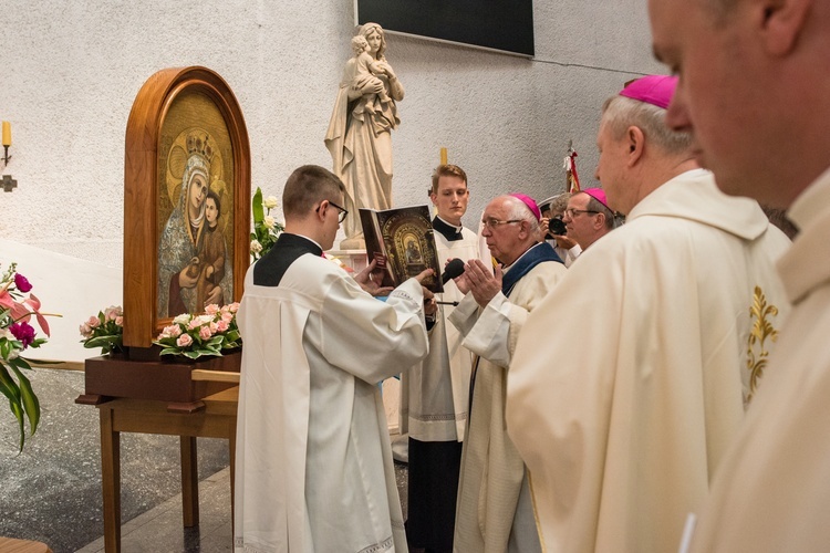 Regalia i róża dla Matki Bożej Pocieszenia