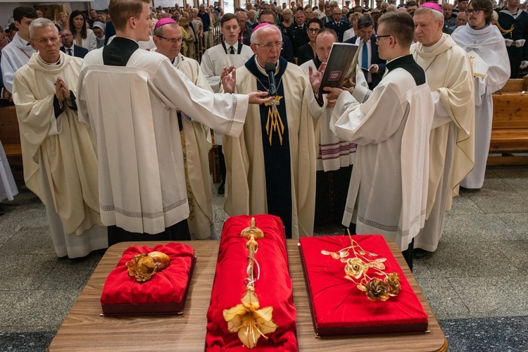 Regalia i róża dla Matki Bożej Pocieszenia