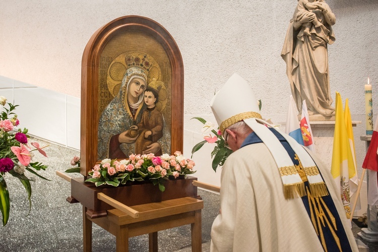 Regalia i róża dla Matki Bożej Pocieszenia