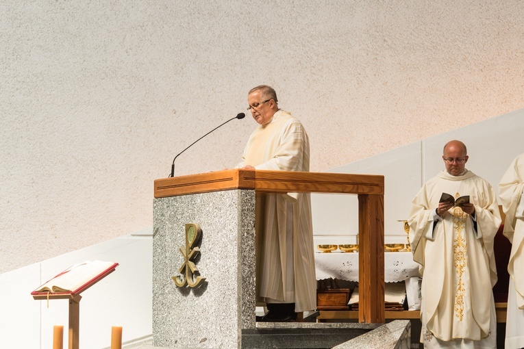 Regalia i róża dla Matki Bożej Pocieszenia
